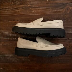 Zara Girls Cream Loafers with Black Sole Sz 34 (US Sz 3)